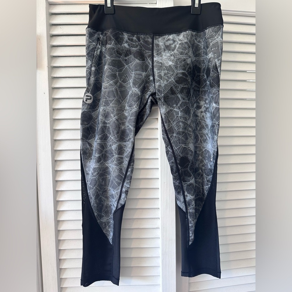 Pelagic Black & Gray Capri Hex Leggings, Size Medium - Picture 2 of 11